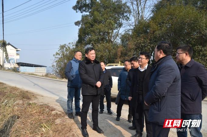 永顺县人民政府-彭军深入永小连接线入城段项目工地